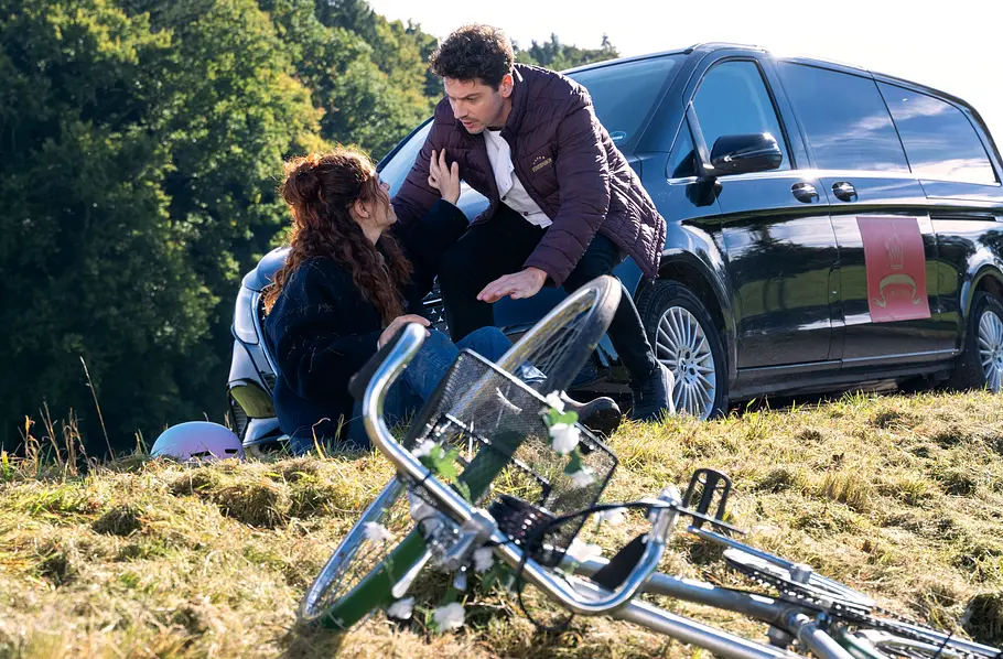 Sturm der Liebe-Vorschau 25. August Als Kilian (Anthony Paul, r.) feststellt, dass die Bremse manipuliert wurde, verdächtigen Fanny (Johanna Graen, l.) und er Larissa.