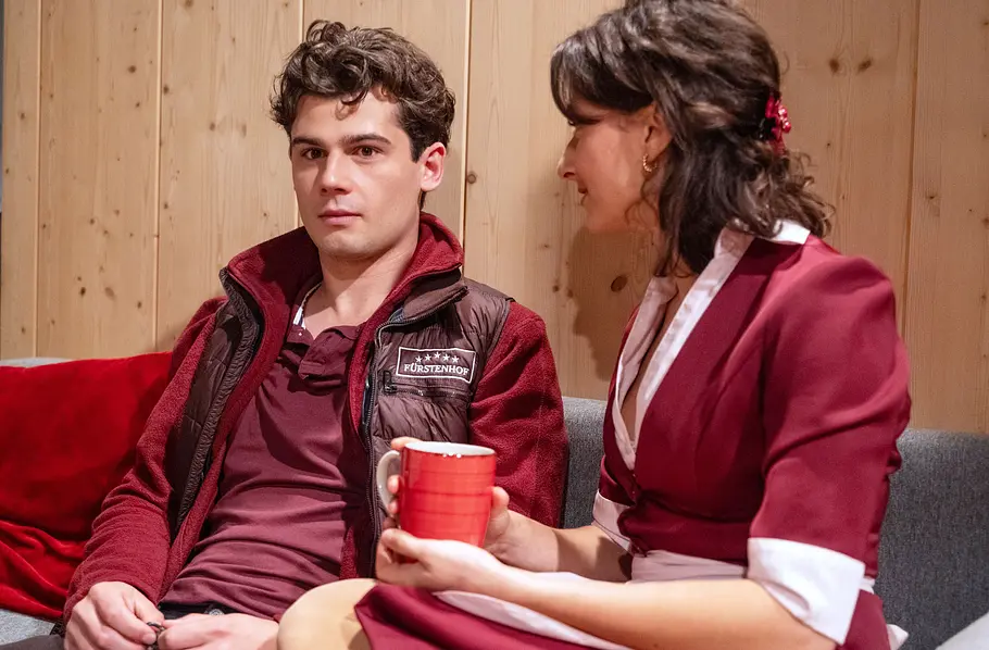 Sturm der Liebe-Vorschau 27. August Olivia (Soraya Bouabsa, r.) gesteht Elias (Orlando Lenzen, l.), dass sie sich wegen Adam zwischen Kopf und Herz entscheiden muss, das Herz aber vorne liegt.