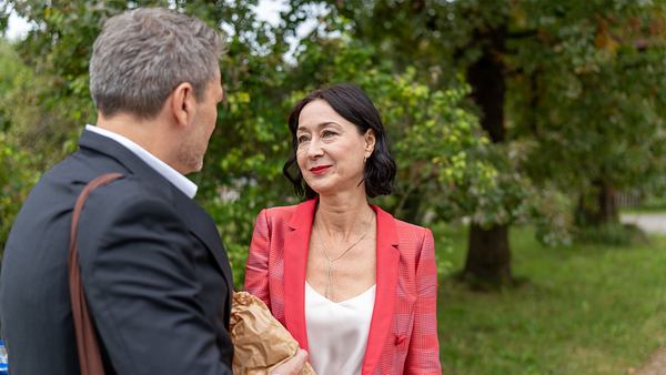 Sturm der Liebe: Christoph und Sophia schauen sich an - Foto: ARD/WDR/Thomas Neumeier