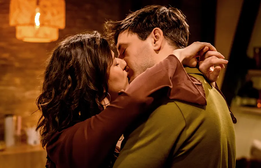 Sturm der Liebe-Vorschau Donnerstag, Folge 4642 ARD STURM DER LIEBE-Vorschau FOLGE 4642 Donnerstag: Geben sich Olivia (Soraya Bouabsa l.) und Massimo (Jaime Ferkic r.) bald ihrer Leidenschaft hin?