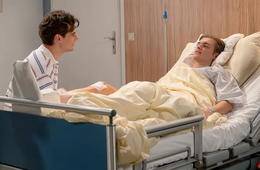 Sturm der Liebe Vorschau Folge 4624 heute Montag 07.09.2026 ARD STURM DER LIEBE FOLGE 4624, am Montag (07.09.26) um 15:10 Uhr im ERSTEN. Elias (Orlando Lenzen l.) wird von Leos (Aurel Klug r.) Frage überrumpelt.