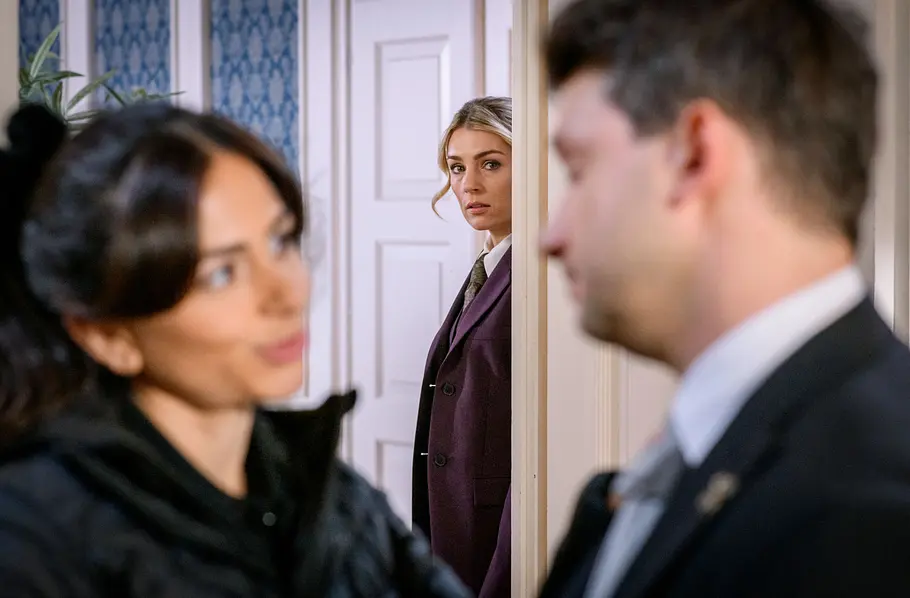 ARD STURM DER LIEBE FOLGE 4630, am Dienstag (15.09.26): Larissa (Karolin Berger m.) erfährt durch ein Gespräch zwischen Fritz ( Thimo Meitner r.) und Lale (Yeliz Simsek l.) , dass es zwischen Marlon und Fanny fast zu einem Kuss gekommen ist.