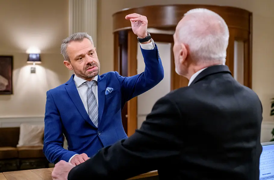 STURM DER LIEBE FOLGE 4632, Donnerstag (17.09.26):  Alfons ( Sepp Schauer r.) erfährt entsetzt, welche erniedrigende Aufgabe sich Erik ( Sven Waasner l.) für Fritz ausgedacht hat.  