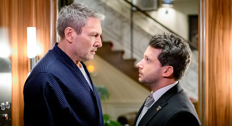 Christoph (Dieter Bach) und Fritz (Thimo Meitner) schauen sich erschrocken an: Sie sorgen sich in „Sturm der Liebe“ um die spurlos verschwundene Sophia