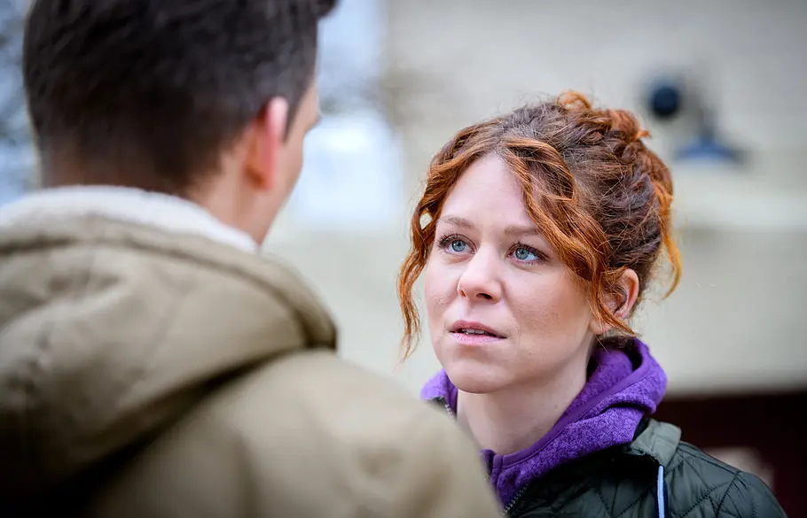 Marlon (Frederik Bott) und Fanny (Johanna Graen) stehen sich in „Sturm der Liebe“ gegenüber, Fanny schaut verzweifelt.