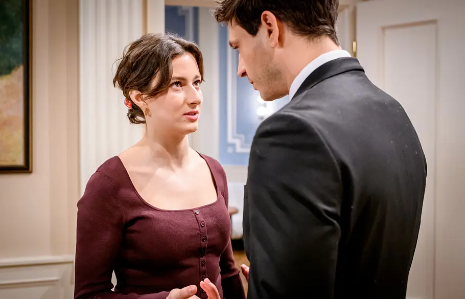 Olivia (Soraya Bouabsa l.) schaut Massimo (Jaime Ferkic r.) erleichtert an, weil der Anruf nur ein Betrugsversuch war.
