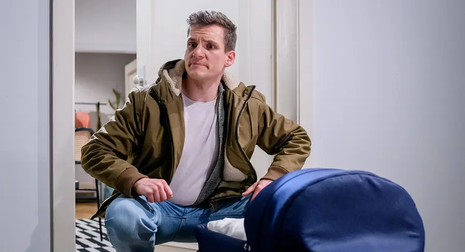 Marlon (Frederik Bott) hockt in „Sturm der Liebe“ am Freitag überrascht vor einem unbekannten Baby, das vor seiner Haustür abgelegt wurde.
