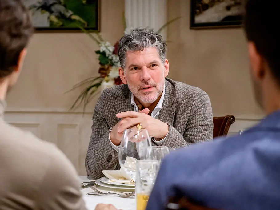 STURM DER LIEBE-Vorschau FOLGE 4666 Mittwoch 4. November Sturm der Liebe-Vorschau Folge 4666, Mittwoch (04.11.2026): Massimo (Jaime Ferkic l.) und Adam (Philip Birnstiel r.) sind gespannt, als Alexander (Gregory B. Waldis m.) ihnen mitteilt, dass er eine wichtige Nachricht von Werner für sie hat.