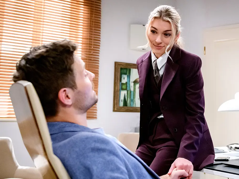 STURM DER LIEBE-Vorschau FOLGE 4667 Donnerstag 5. November STURM DER LIEBE-Vorschau FOLGE 4667, Donnerstag (05.11.2026): Als Larissa (Anna Karolin Berger r.) sich verführerisch an Adam (Philip Birnstiel l.) heranspielen will, weist der sie bedauernd zurück.