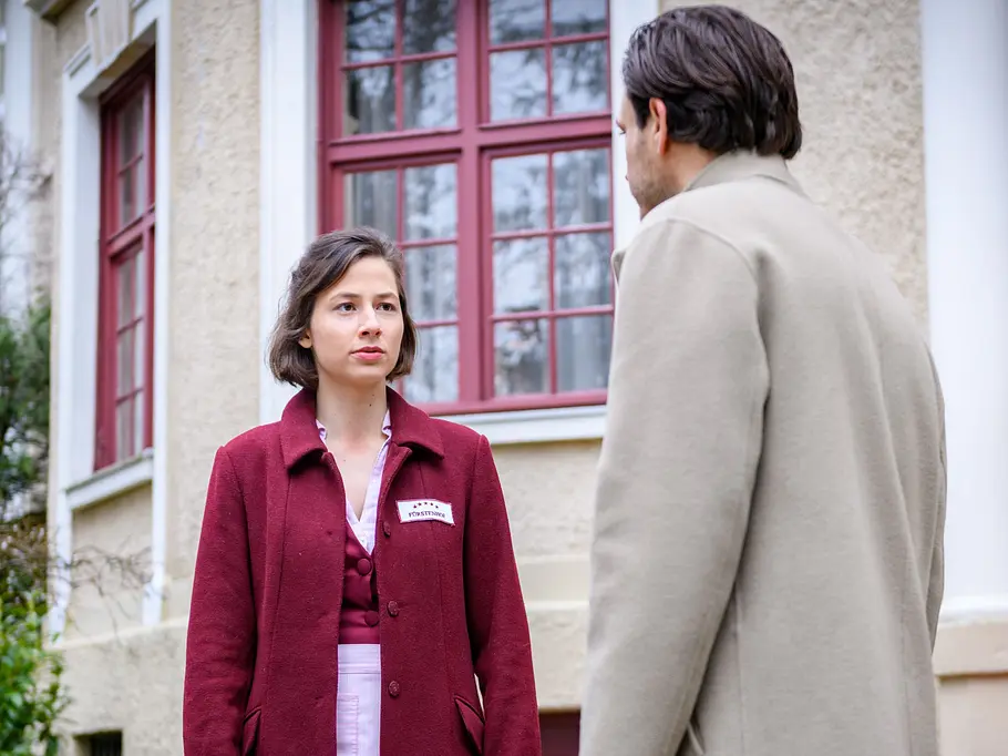 STURM DER LIEBE-Vorschau FOLGE 4668 Freitag 6. November Sturm der Liebe-Vorschau Folge 4668, Freitag (06.11.2026): Wird Emilia (Pippa Fee Rupperti l.) es zulassen, dass Massimo (Jaime Ferkic r.) sich ihr erklärt?