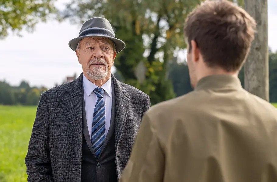 Sturm der Liebe-Vorschau 24. August Werner (Dirk Galuba, l.) wühlt eine Begegnung mit Adam (Philip Birnstiel, r.) auf, als der sich hilfsbereit zeigt.