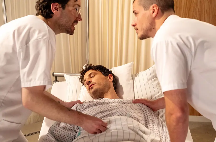ARD STURM DER LIEBE FOLGE 4621: Massimo (Jaime Ferkic m.) erinnert sich an seine Zeit im Krankenhaus. (Komparsen)
