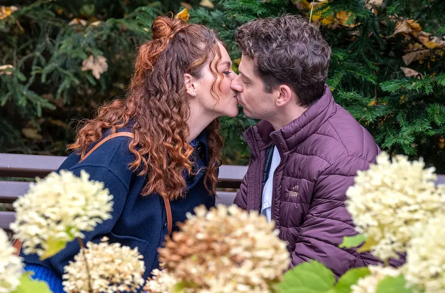 STURM DER LIEBE FOLGE 4619: Fanny (Johanna Graen, l.) gesteht, dass auch sie Kilian (Anthony Paul, r.) ein Treffen mit Marlon verschwiegen hat.