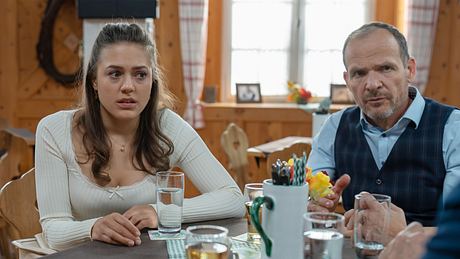 Maxi und Markus von Sturm der Liebe schauen entsetzt in die Ferne - Foto: ARD/WDR/Thomas Neumeier
