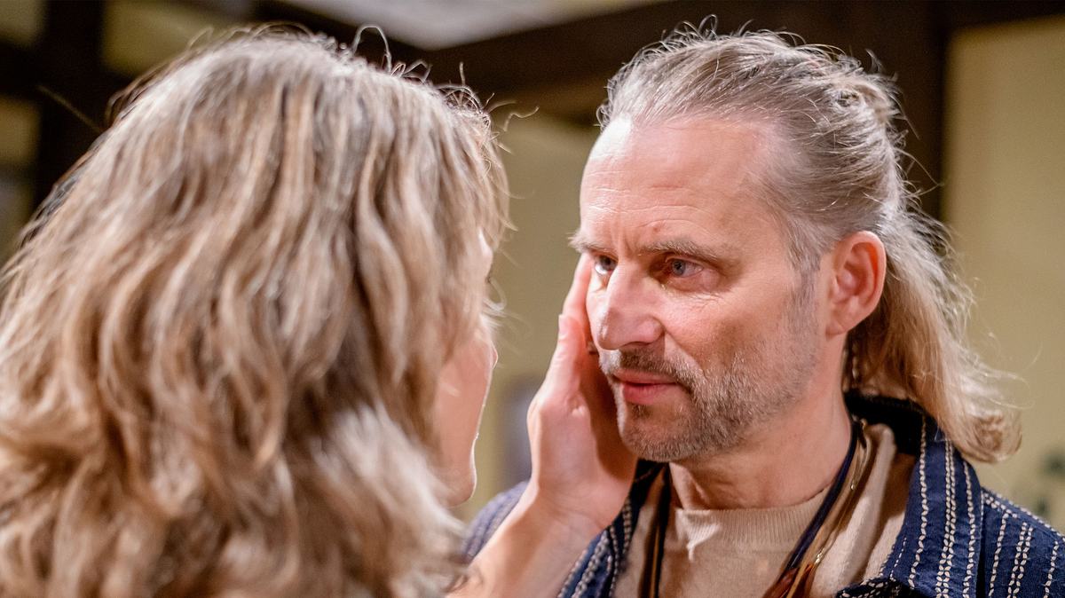 Anja und Michael stehen sich gegenüber. Er schaut sie sehnsuchtsvoll an, sie fasst ihm mit der linken Hand ins Gesicht!