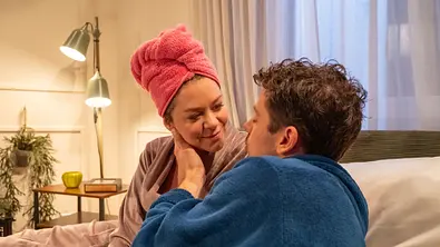 ARD STURM DER LIEBE FOLGE 4622: Fanny (Johanna Grean l.)., hier mit Handtuch auf dem Kopf, ist mit Kilian (Anthony Paul r.) um Unbeschwertheit bemüht, der sie liebkost.  - Foto: © ARD/WDR/Saskia Pavek