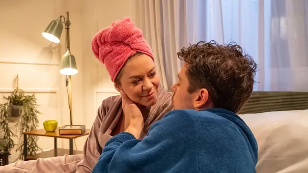 ARD STURM DER LIEBE FOLGE 4622: Fanny (Johanna Grean l.)., hier mit Handtuch auf dem Kopf, ist mit Kilian (Anthony Paul r.) um Unbeschwertheit bemüht, der sie liebkost. - Foto: © ARD/WDR/Saskia Pavek ARD STURM DER LIEBE FOLGE 4622: Fanny (Johanna Grean l.)., hier mit Handtuch auf dem Kopf, ist mit Kilian (Anthony Paul r.) um Unbeschwertheit bemüht, der sie liebkost. - Foto: © ARD/WDR/Saskia Pavek