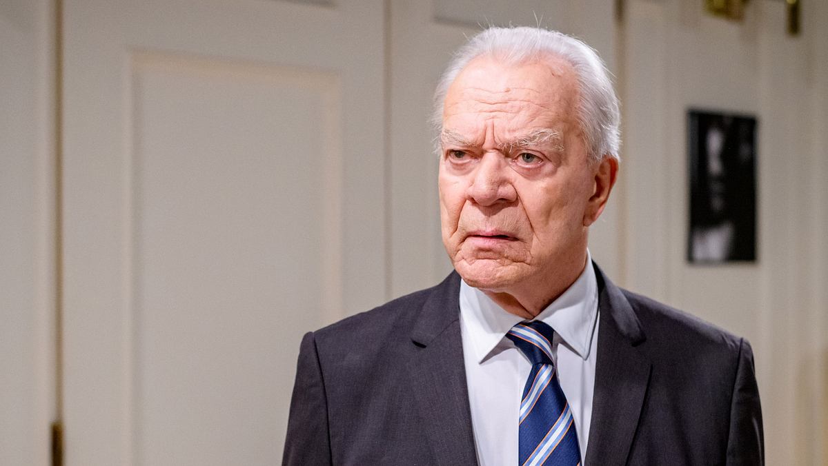 Werner schaut traurig bei Sturm der Liebe