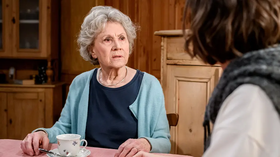 Sturm der Liebe-Wochenvorschau 26. bis 30. Oktober 2026 In den Folgen 4659 bis 4663 wird es nächste Woche bei „Sturm der Liebe“ spannend – auch für Hildegard (Antje Hagen l.), die hier entsetzt schaut.