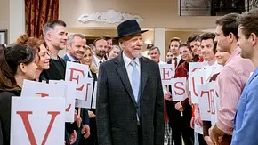 Sturm der Liebe-Vorschau Folge 4658, Freitag: Werner ( Dirk Galuba m.) bei seinem Abschied umringt von Fürstenhof-Mitarbeitern mit Schildern. - Foto: © ARD/WDR/Christof Arnold Sturm der Liebe-Vorschau Folge 4658, Freitag: Werner ( Dirk Galuba m.) bei seinem Abschied umringt von Fürstenhof-Mitarbeitern mit Schildern. - Foto: © ARD/WDR/Christof Arnold