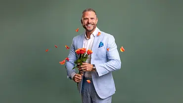 Paul Janke mit einem Strauß Blumen. - Foto: RTL / Fine Lohmann