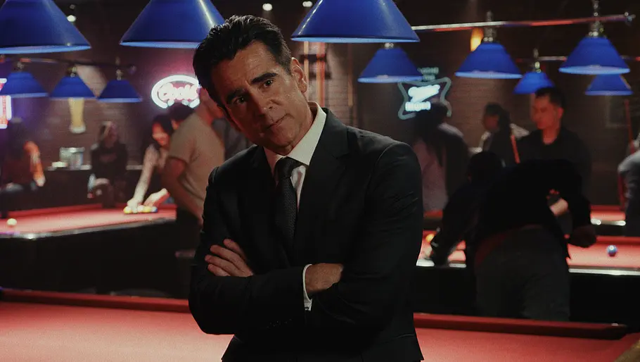 Stylisch wie immer: Colin Farrell als Sugar. Colin Farrell mit verschränkten Armen am Billardtisch in einer Szene der Serie.