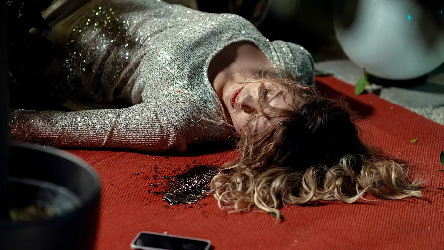 Suizid – oder Mord? Der Tod von Clara Koydl wirft Fragen auf. Clara Koydl (Lara Horvath) liegt im silbernen Glitzerkleid mit geschlossenen Augen auf einer roten Matte, neben dem Kopf Blut.