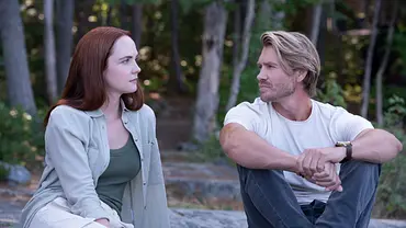 Zwei Hauptdarsteller von Sullivans Crossing sitzen sich gegenüber und schauen sich nachdenklich an! - Foto: The CW