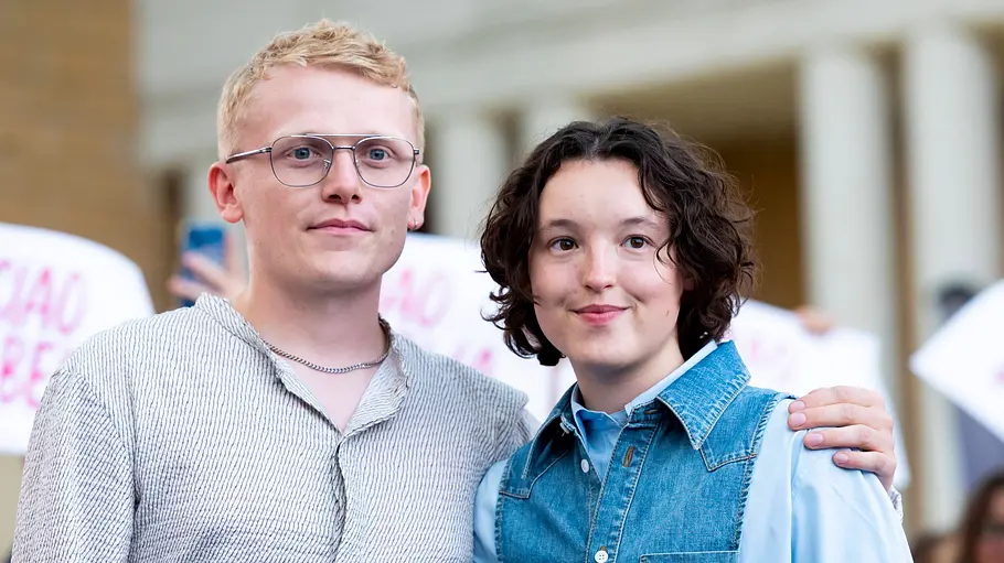 George Jacques und Bella Ramsey auf dem Red Carpet beim Filmfestival Giffoni