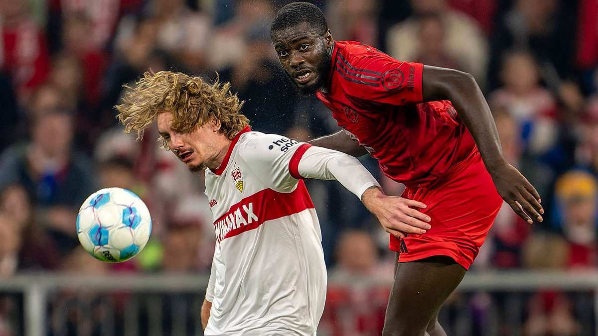 Duell zwischen Stuttgarts Nick Woltemade und Dayot Upamecano auf dem Fußballplatz