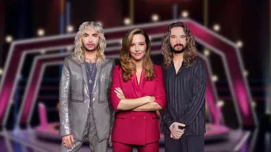 „Superduper Show“ mit Bill und Tom Kaulitz und Moderatorin Katrin Bauerfeind. - Foto: ProSieben/André Kowalski/ Johanna Brinckman „Superduper Show“ mit Bill und Tom Kaulitz und Moderatorin Katrin Bauerfeind. - Foto: ProSieben/André Kowalski/ Johanna Brinckman