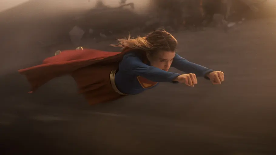 Supergirl Supergirl fliegt durch eine staubige Landschaft.