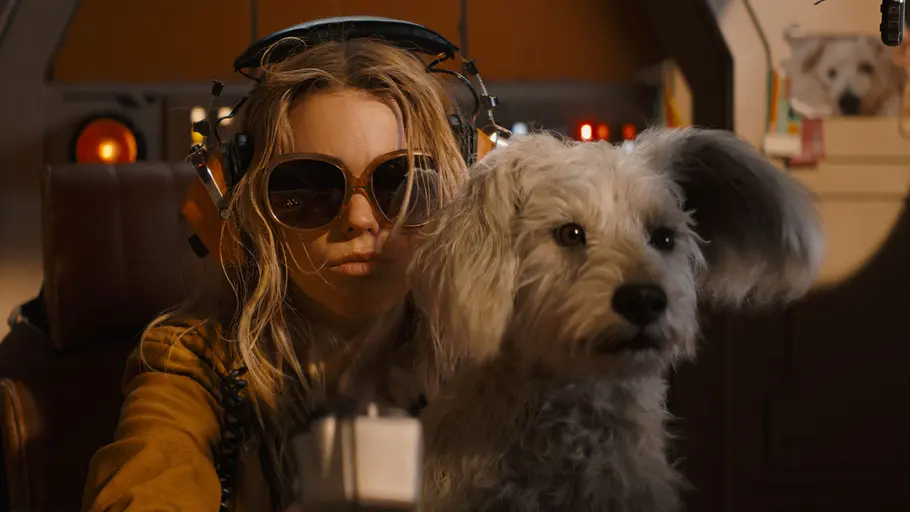 Supergirl Supergirl und ihr Hund Krypto sitzen gemeinsam in einem Raumschiff.