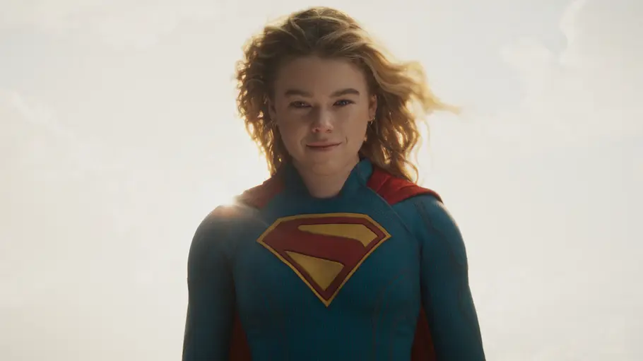 Supergirl Supergirl schaut hoffnungsvoll in die Ferne und schwebt in der Luft.