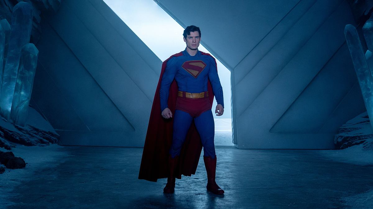 Superman hatte ein völlig falsches Bild von seinen Eltern. Superman steht im Eingangsbereich der Festung der Einsamkeit.