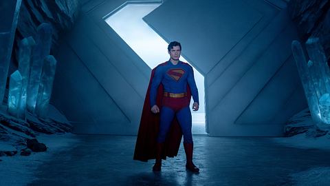 Superman steht im Eingangsbereich der Festung der Einsamkeit. - Foto: Warner Bros.
