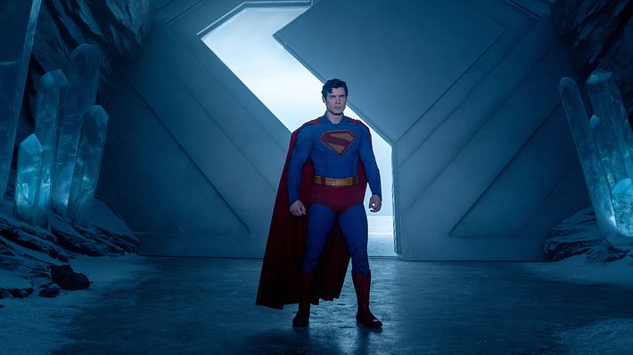Superman steht im Eingangsbereich der Festung der Einsamkeit. - Foto: Warner Bros.