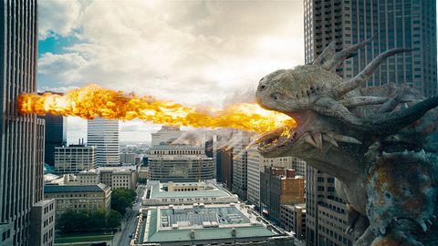 Ein Kaiju spuckt Feuer und trifft damit ein Hochhaus im Metropolis. - Foto: Warner Bros.