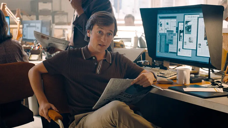 Jimmy Olsen Jimmy Olsen sitzt an seinem Schreibtisch beim Daily Planet.