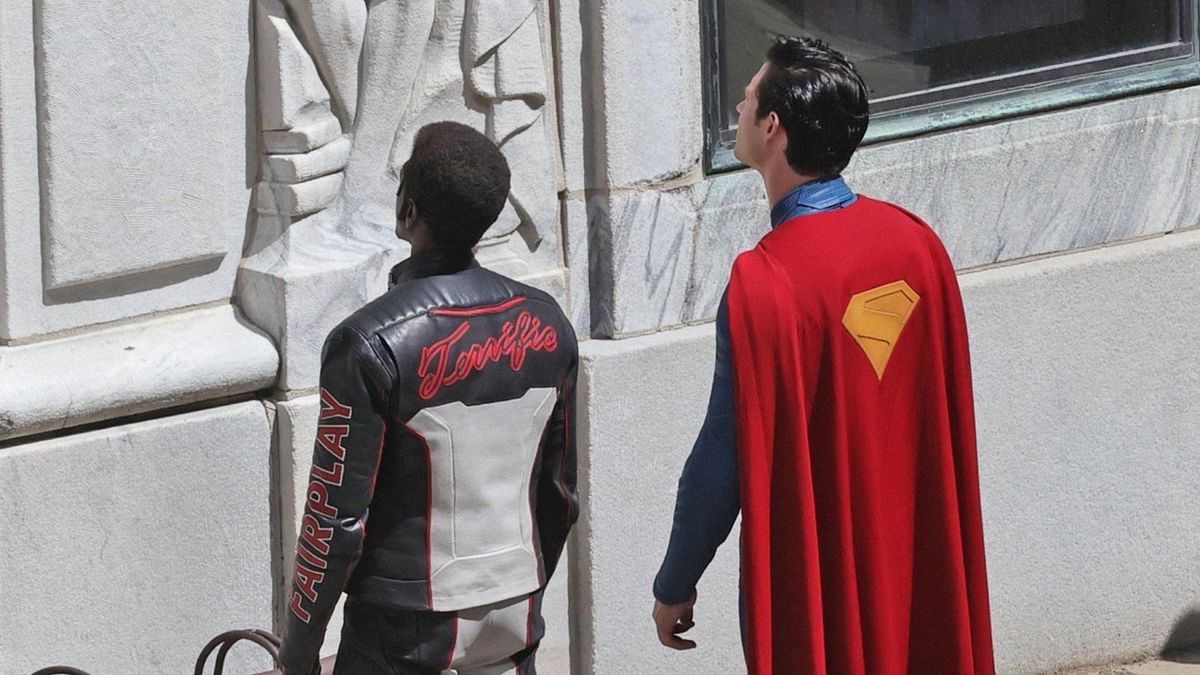 Superman weiß auch nicht immer, wann man lieber den Mund halten sollte. Mr. Terrific und Superman stehen mit dem Rücken zu uns gedreht vor einem Gebäude und schauen nach oben.