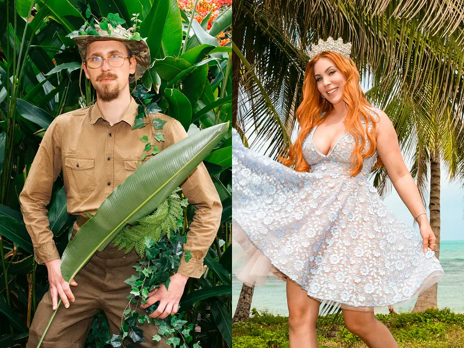 Survival-Experte Sebastian & Tara Tabitha Links steht Sebastian mit Brille und Hut im Safari-Outfit vor tropischen Pflanzen, rechts posiert Tara mit langen roten Haaren in glitzerndem Kleid und Krone am Strand vor Palmen.