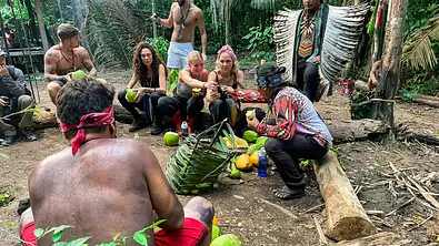In „Surviving Amazonas – Die Prüfung der Shanenawa“ leben die Kandidaten, hier mit Kokosnüssen, nach Shanenawa-Tradition und müssen sogar ein Huhn schlachten. - Foto: Joyn In „Surviving Amazonas – Die Prüfung der Shanenawa“ leben die Kandidaten, hier mit Kokosnüssen, nach Shanenawa-Tradition und müssen sogar ein Huhn schlachten. - Foto: Joyn