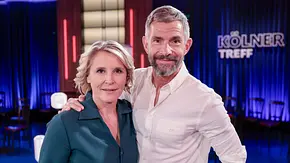 Susan Link und Micky Beisenherz stehen im Studio des „Kölner Treff“ vor der Talkshow-Kulisse. - Foto:  IMAGO / Future Image