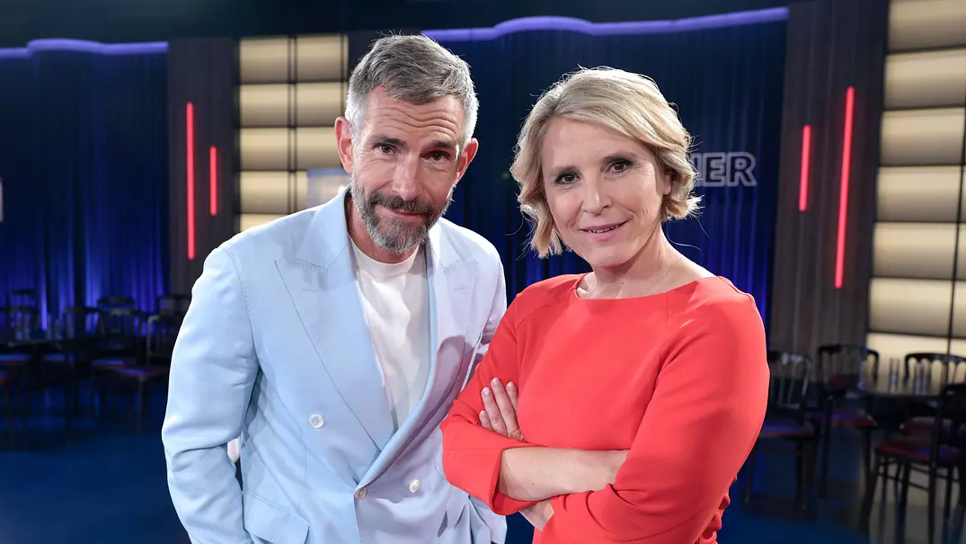 Moderatorin Susan Link und Moderator Micky Beisenherz stehen gemeinsam in einem TV-Studio und blicken lächelnd in die Kamera. - Foto: IMAGO / Future Image Moderatorin Susan Link und Moderator Micky Beisenherz stehen gemeinsam in einem TV-Studio und blicken lächelnd in die Kamera. - Foto: IMAGO / Future Image