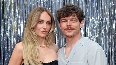 Susanne und Georg Listing vor einem Glitter-Hintergrund. - Foto: IMAGO / Gartner Susanne und Georg Listing vor einem Glitter-Hintergrund. - Foto: IMAGO / Gartner