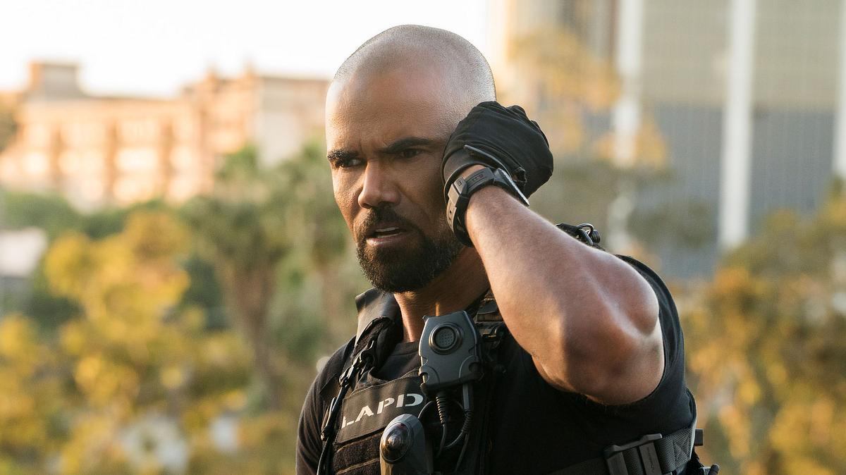 S.W.A.T Shemar Moore S.W.A.T Shemar Moore in einer Szene, fasst sich mit dem linken Arm an den Kopf