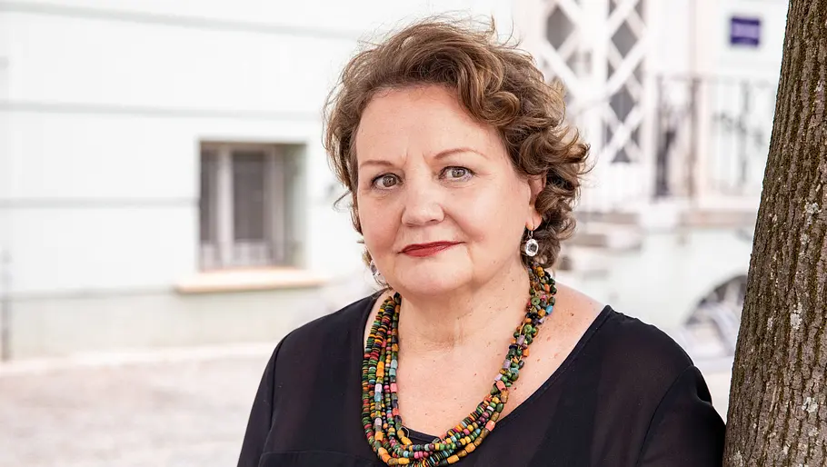 Swetlana Schönfeld Swetlana Schönfeld steht vor dem Deutschen Theater.