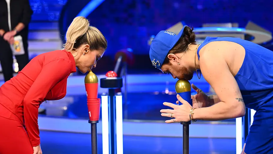 Sylvia Meis und Riccardo Simonetti beim Spiel „Ballon-Becher“