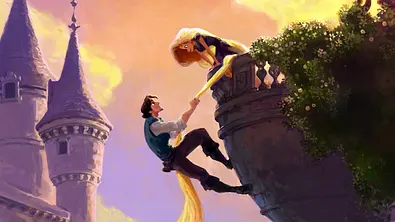 Eine märchenhafte Szene zeigt eine junge Frau auf einem Burgturm, die sich nach unten beugt und einen Mann an der Hand hochzieht. Ihr extrem langes, goldenes Haar hängt wie ein Seil herab; im Hintergrund leuchten Schloss­türme im Sonnenuntergang. - Foto: IMAGO / Allstar