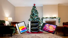 Zwei iPads und ein Amazon Tablet vor einem Weihanchtsbaum. - Foto: TV Movie / PR
